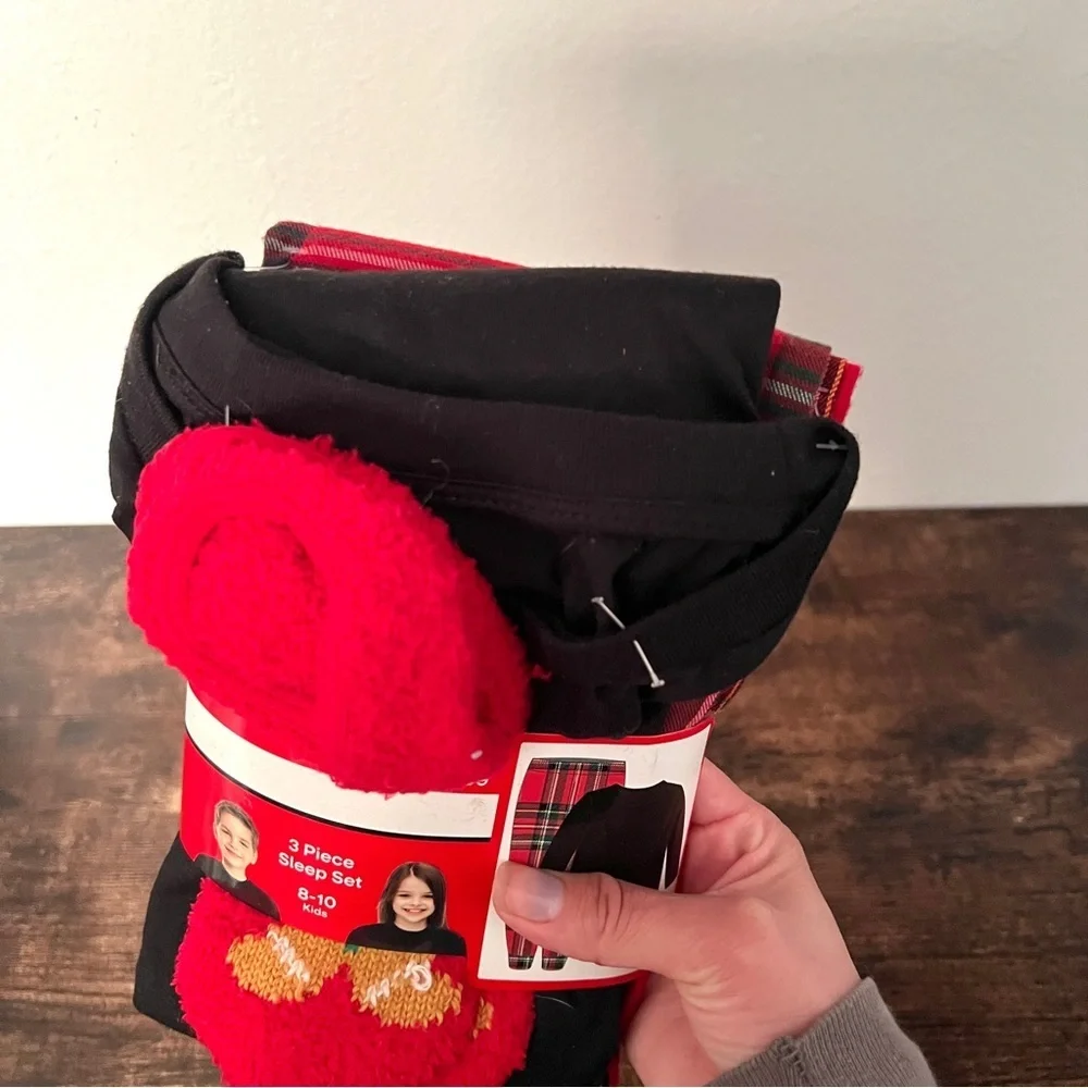 NWT Kid's Gender Neutral Black & Red Plaid Christmas Pajamas Size 8-10